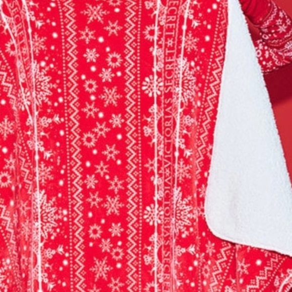 VS Snowflake Sherpa Blanket! - Picture 2 of 5